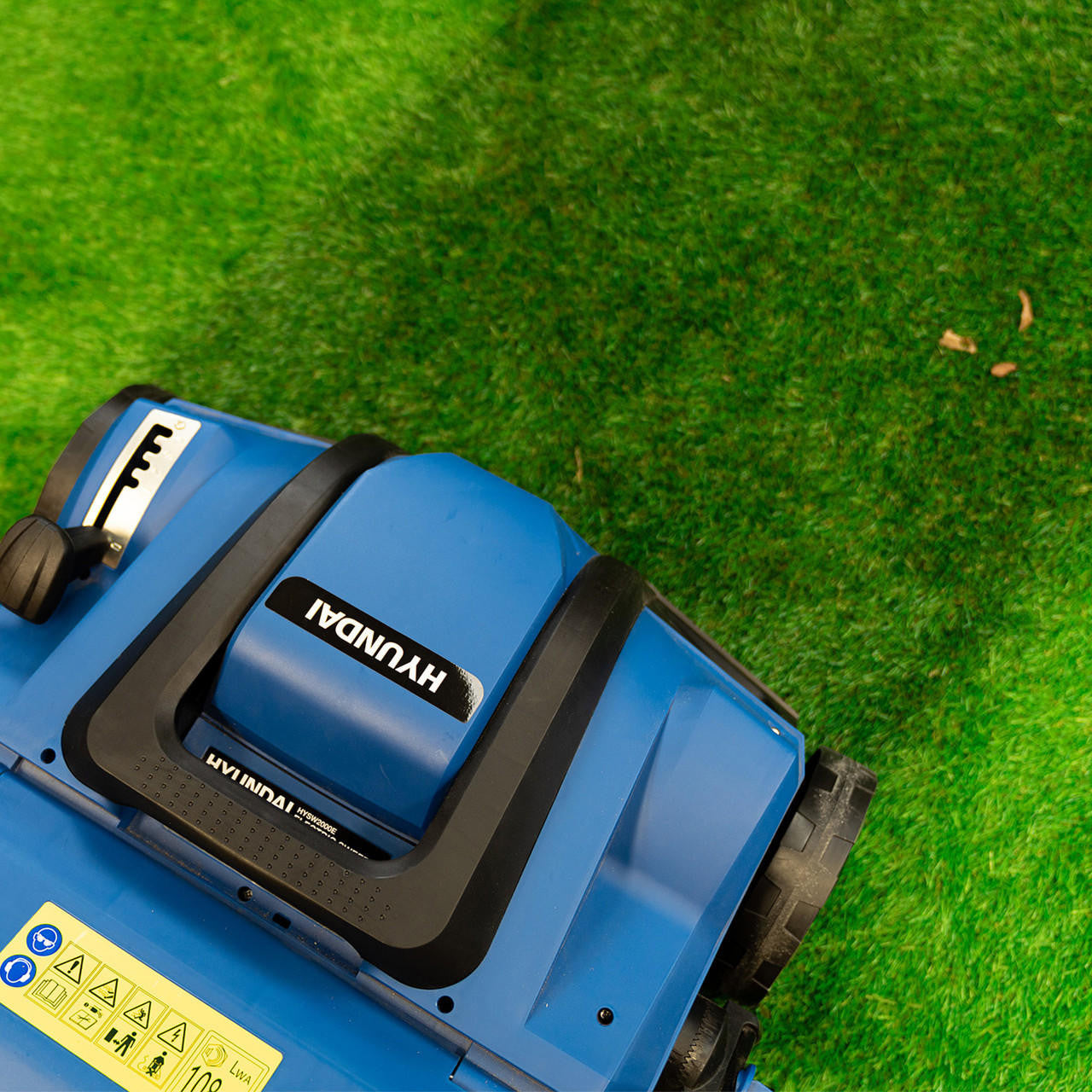 Hyundai Artificial Grass Sweeper 2000W 16” / 40cm, Multi-Use Brush & 55L Collection Bag | HYSW2000E