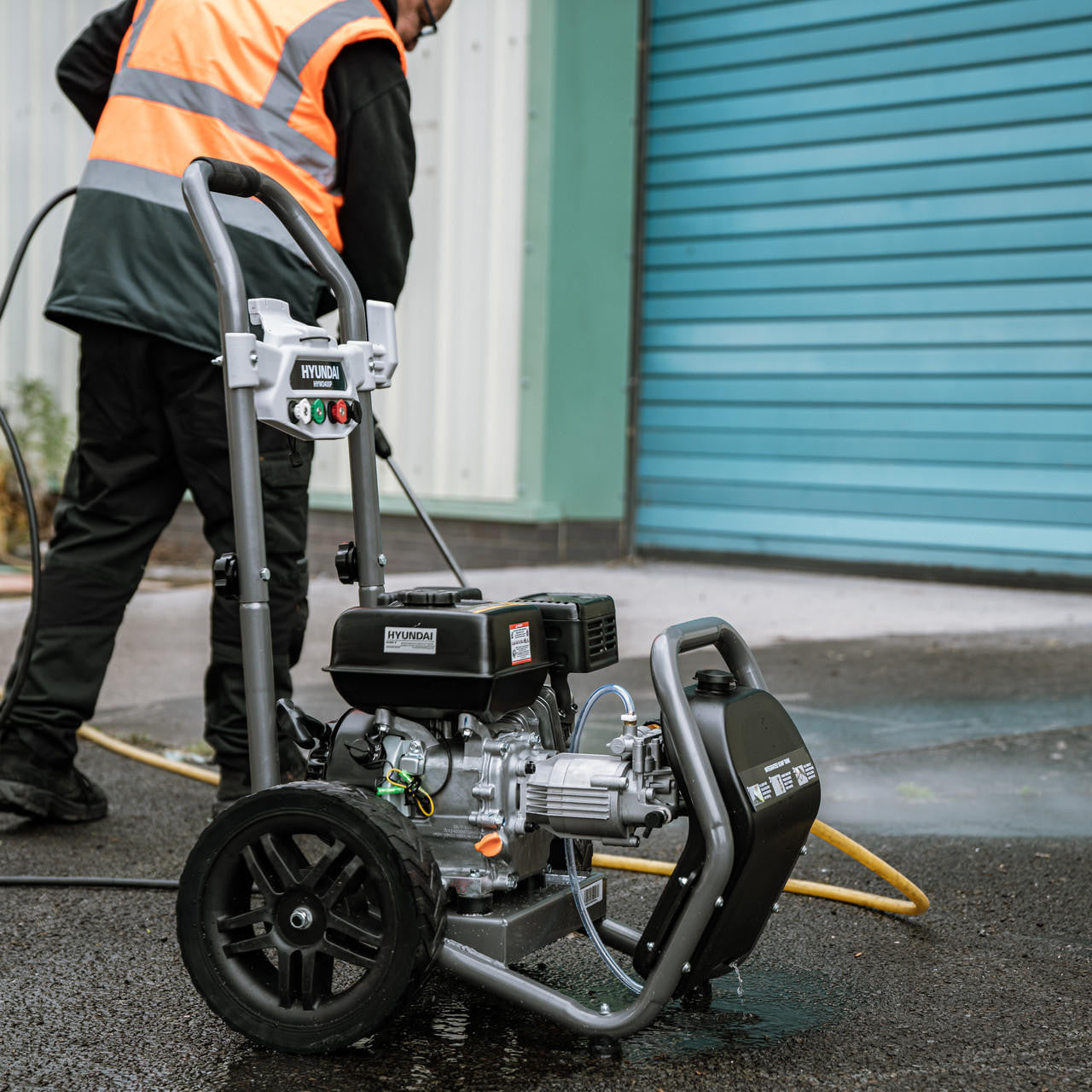 Hyundai 3400psi / 234 bar 209cc Petrol Pressure Washer, 9L/min, 10m Hose & Detergent Tank | HYW3400P