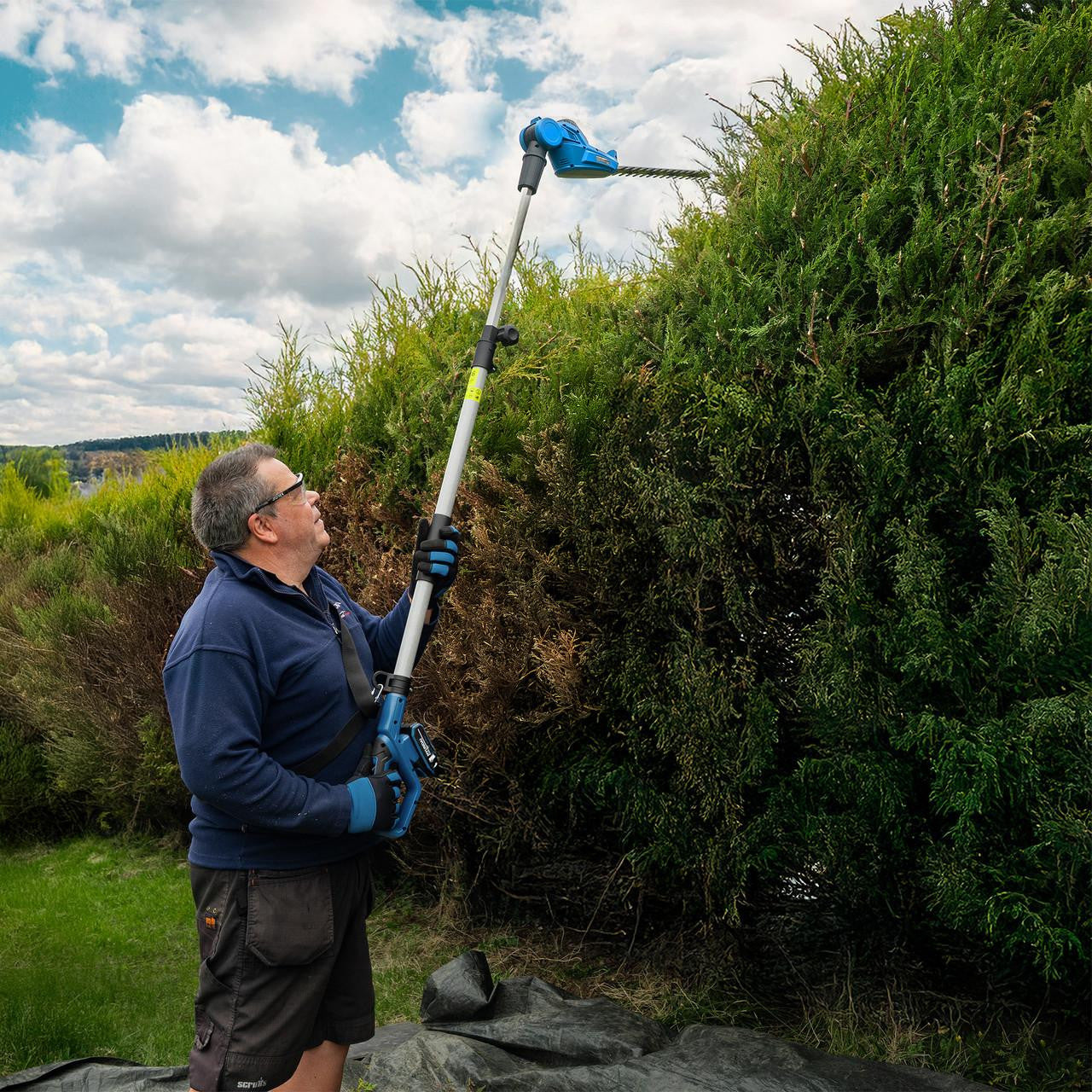 Hyundai 20V 450mm Cordless Long Reach Pole Hedge Trimmer, 2.6m Long Reach, 2.0Ah li-ion Battery & Charger | HY20CPHT