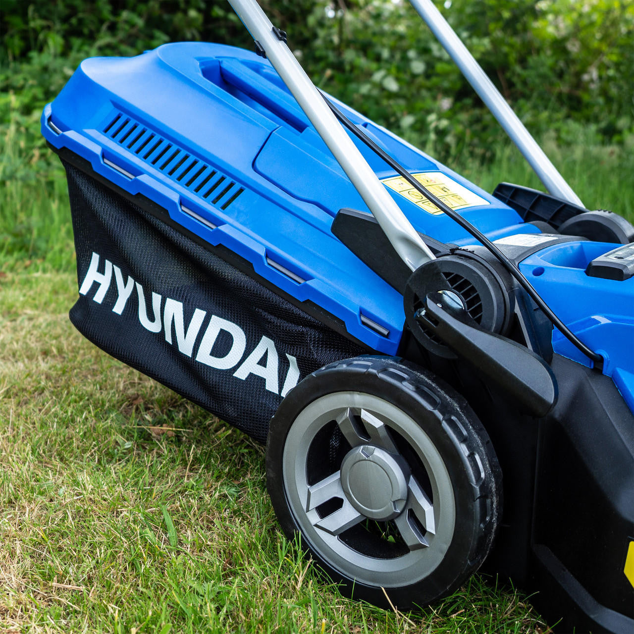 Hyundai 15'' / 38cm 40v Cordless Roller Lawnmower 2.5Ah Li-Ion Battery Battery | HYM40LI380P