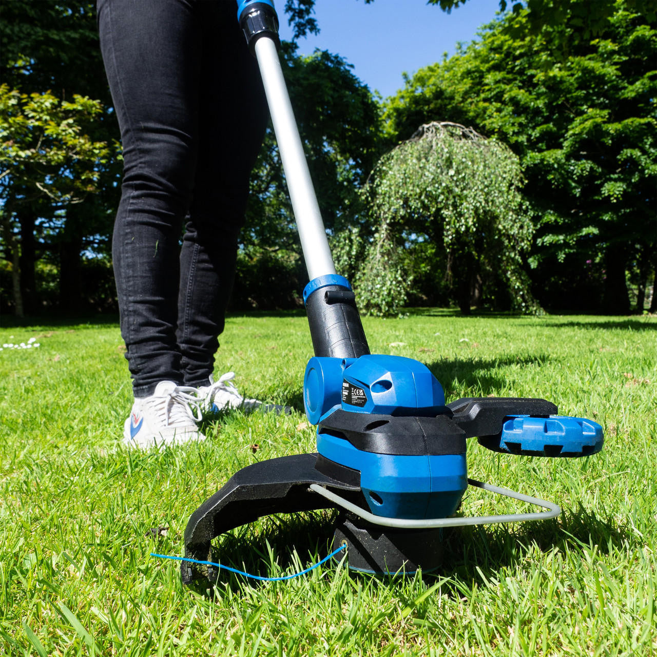 Hyundai 20V 2-in-1 Cordless Grass Trimmer and Lawn Edger 2Ah Battery, 25cm Cut | HY2187