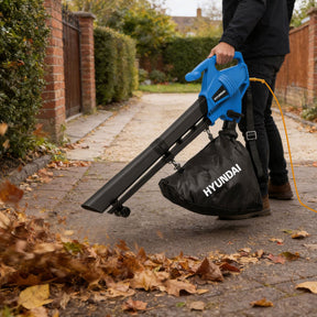 Souffleur et aspirateur de feuilles électrique Hyundai 3000W, 3-en-1, sac de collecte 34L | HYBV3000E3-EU