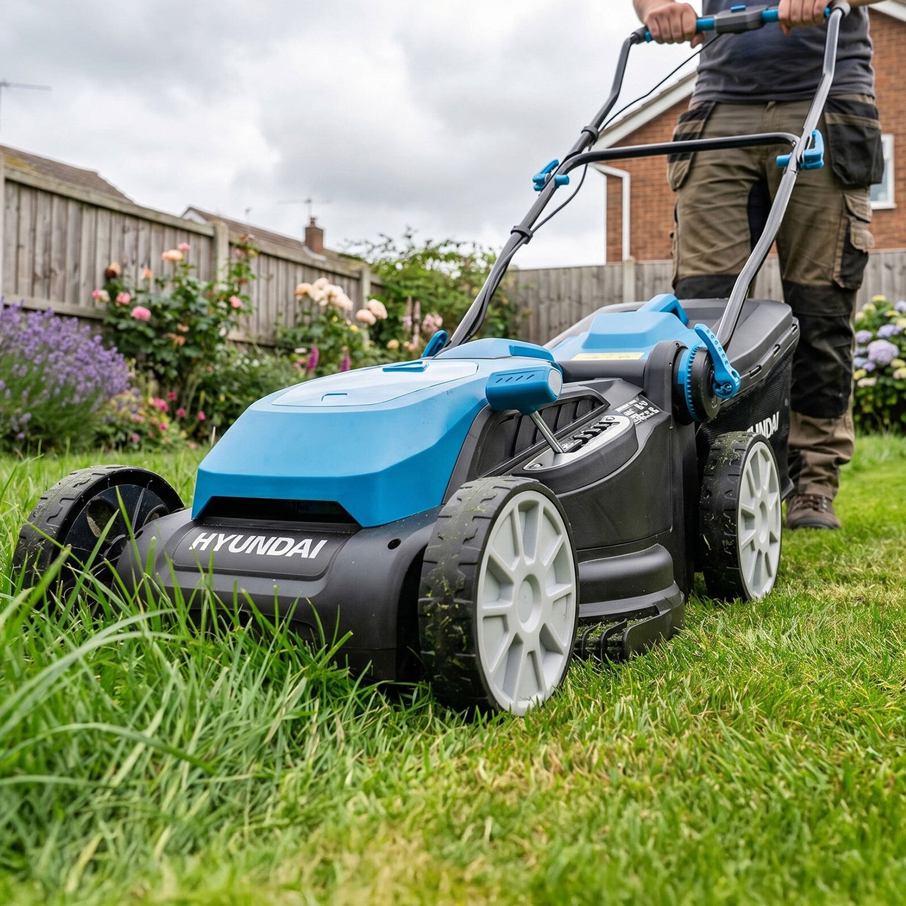 Hyundai 38cm / 15" 40V (2x20V) Brushless Cordless Lawnmower,  36L Bag | HY40CLM38
