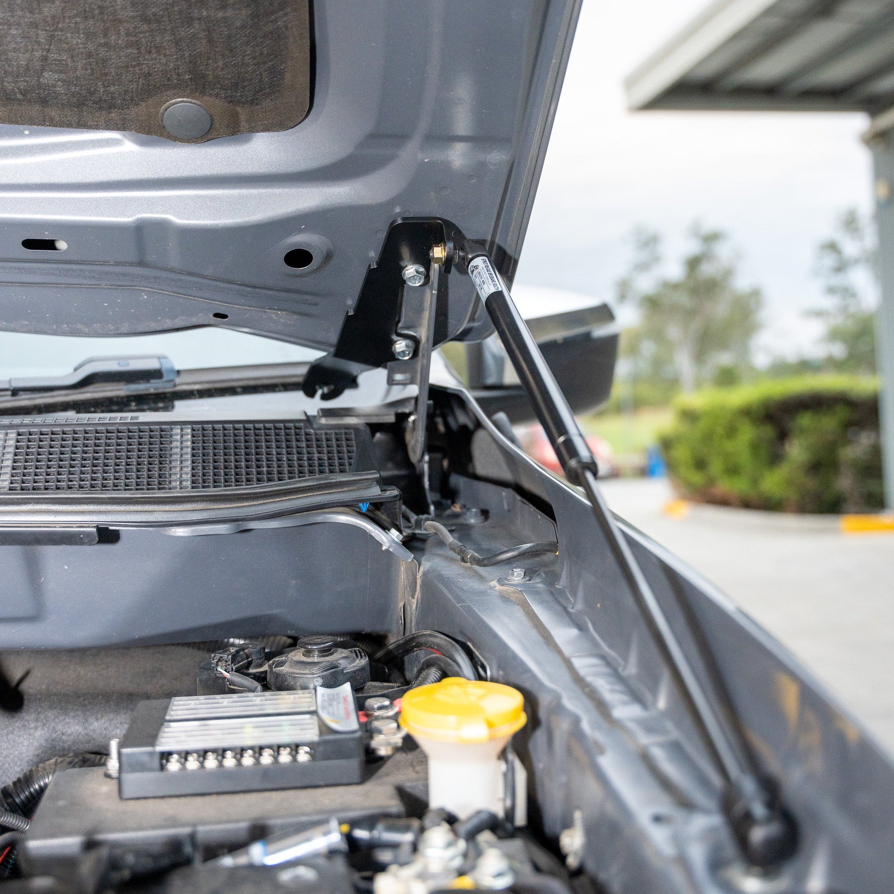 Bonnet Strut Kit | D-MAX 2021+