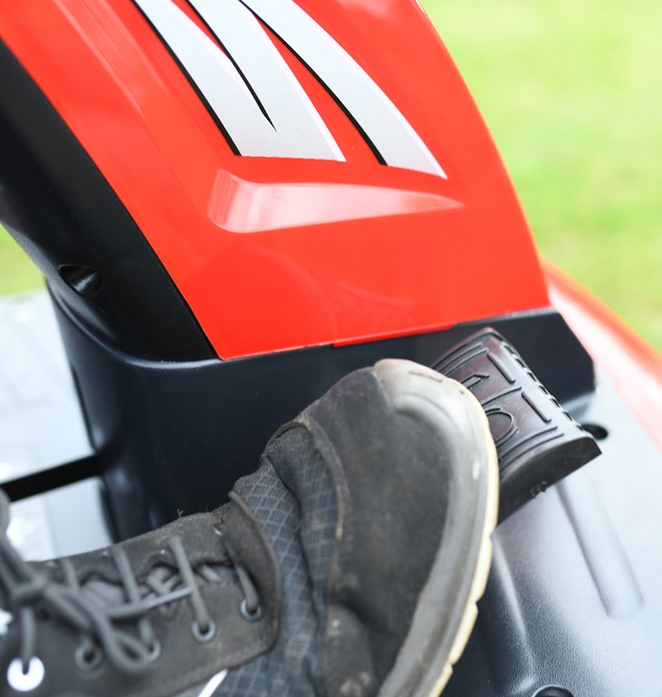 Cobra LT62HRL 62cm Hydrostatic Petrol Ride-On Mower
